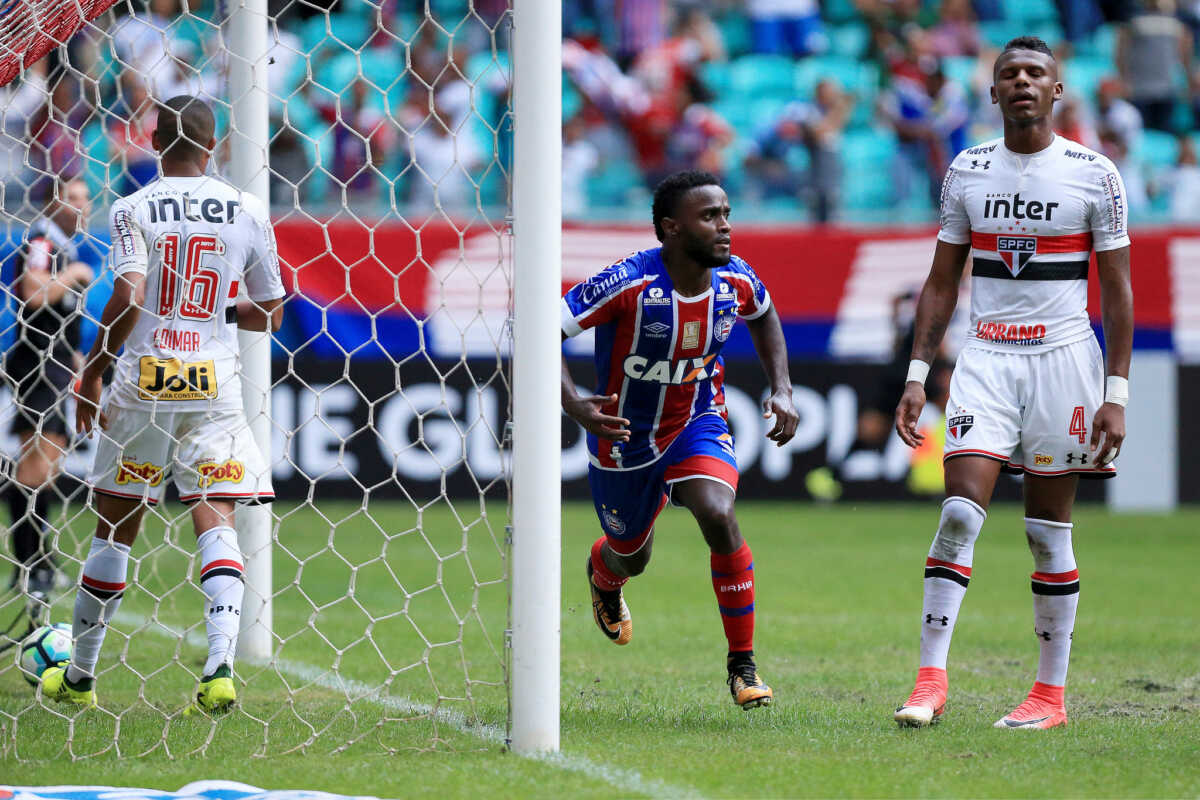 Jogares de São Paulo e Bahia no confronto entre as duas equipes pelo Campeonato Brasileiro de 2017