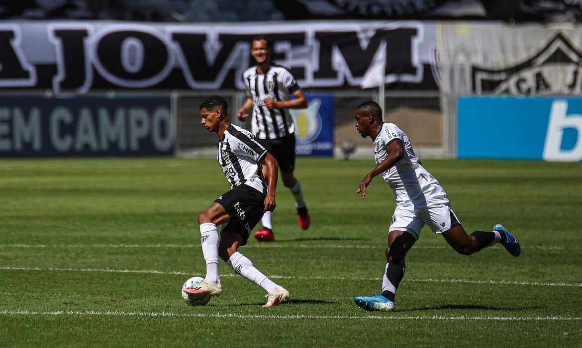 Jogador Marrony e demais companheiros do Atlético/MG durante a vitória do clube contra a equipe do Ceará no último domingo