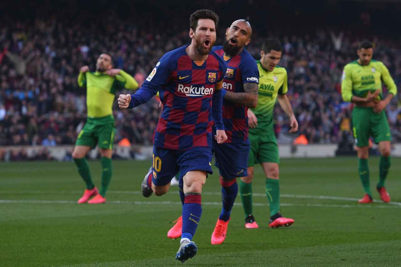Messi comemorando gol com a camisa do Barcelona em jogo realizado pelo Campeonato Espanhol em 2020