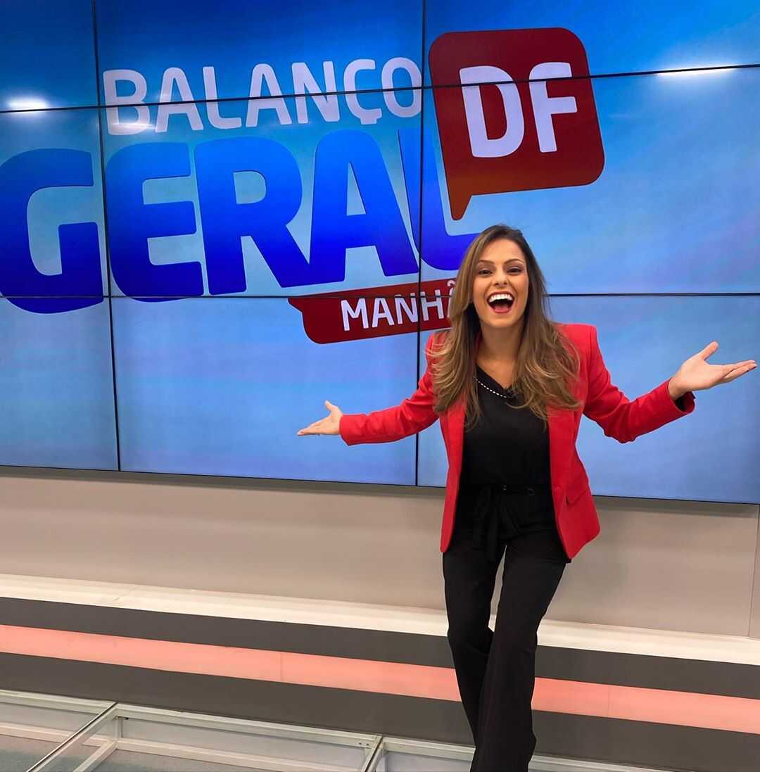 Apresentadora Nikole Lima no estúdio do Balanço Geral DF