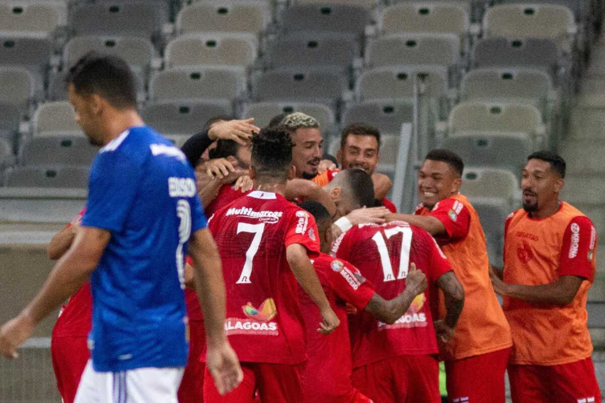 Jogadores do CRB comemorando gol na partida de ida da competição. Jogo foi vencido pelo time alagoano por 2 a 0