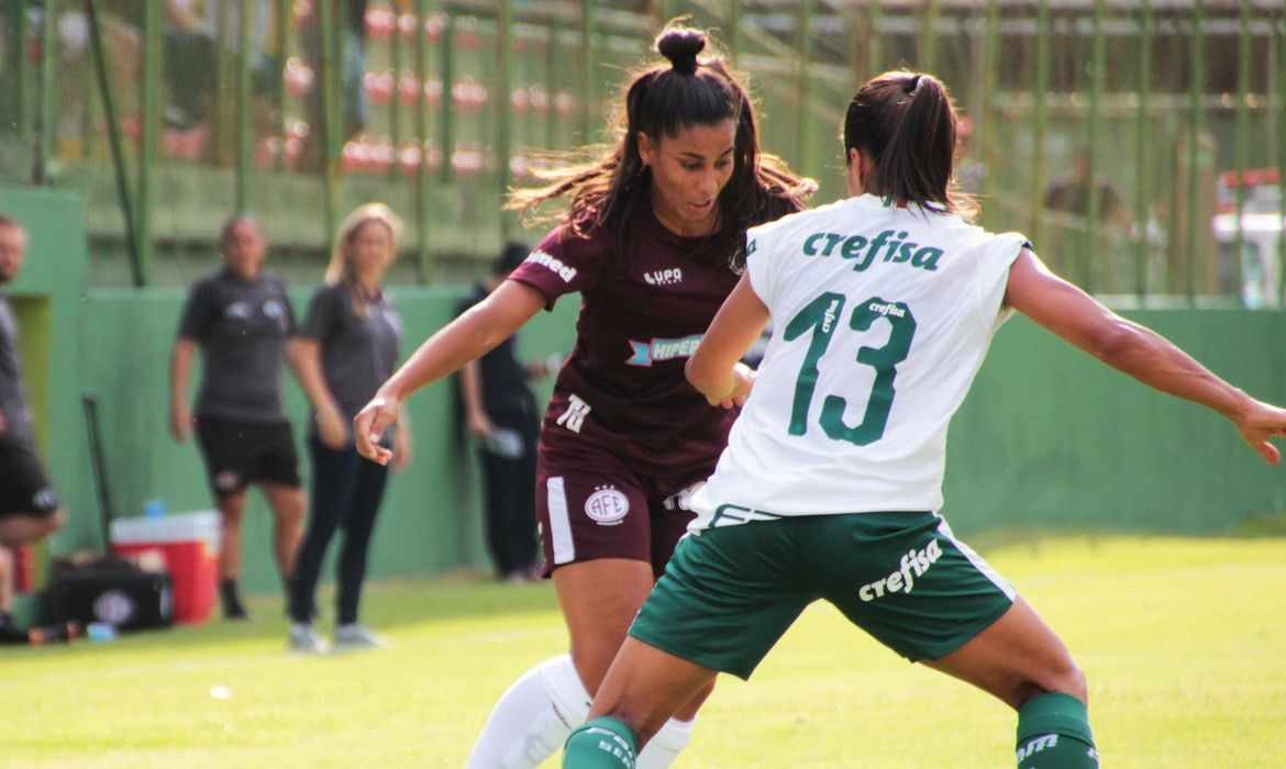 Jogadores de Ferroviária e Palmeiras durante partida do Campeonato Brasileiro de Futebol Feminino