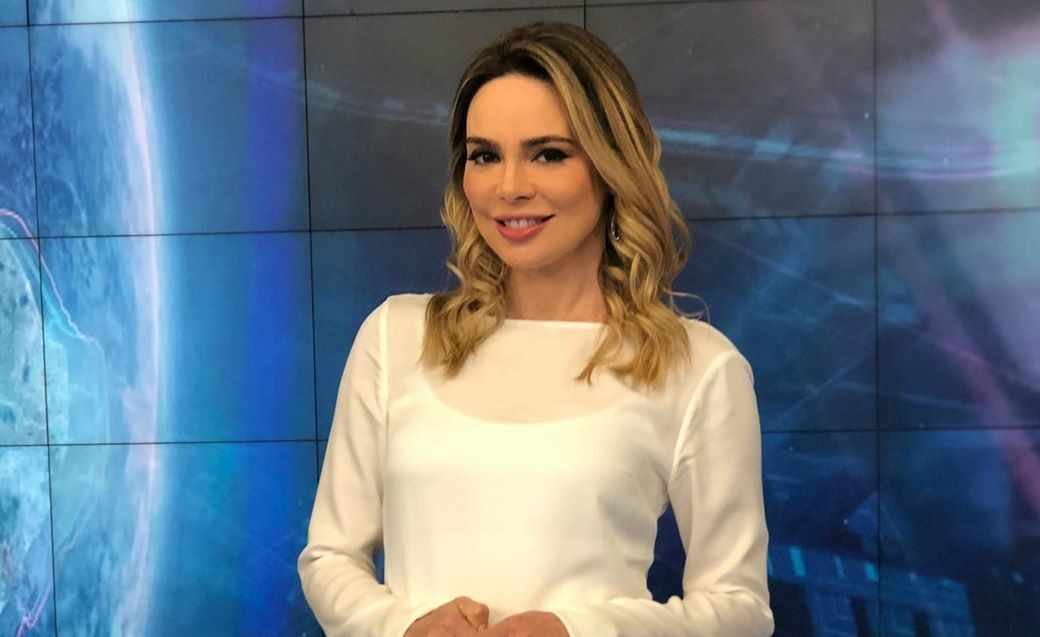 Rachel Sheherazade no cenário do SBT Brasil.