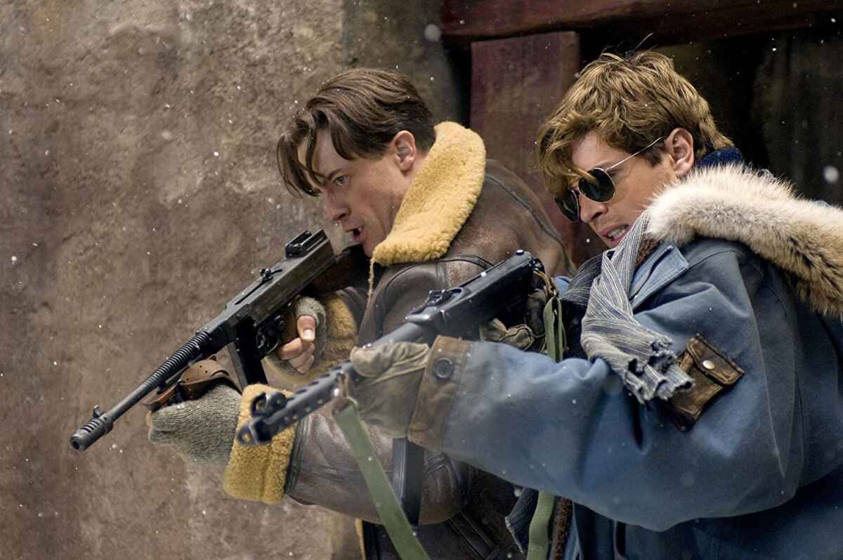 Atores Brendan Fraser e Luke Ford em cena no filme A Múmia: Tumba do Imperador Dragão