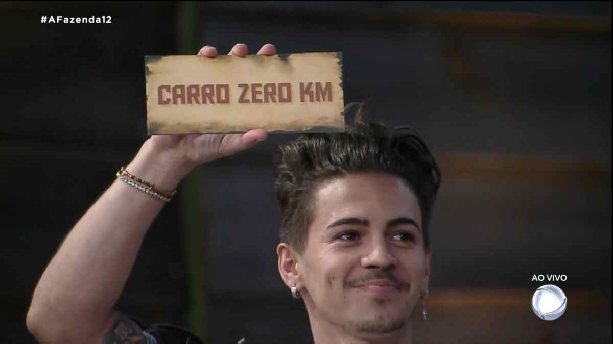 Biel segura placa que indicava o prêmio de um carro 0km em A Fazenda 12