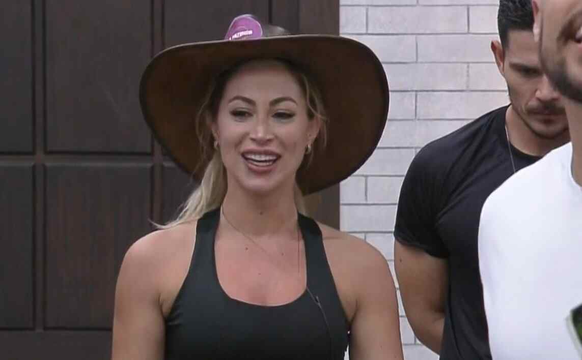 Carol Narizinho chega da Prova do Fazendeiro e recebe o chapéu de Rodrigo Moraes