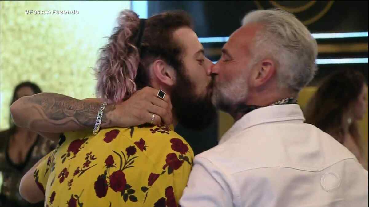 Lucas Cartolouco e Mateus Carrieri se beijando em 'A Fazenda 12'