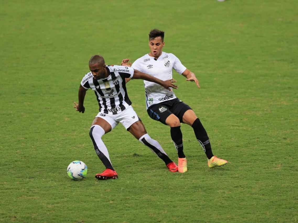 Jogadores de Santos e Ceará disputando a bola no jogo do último sábado