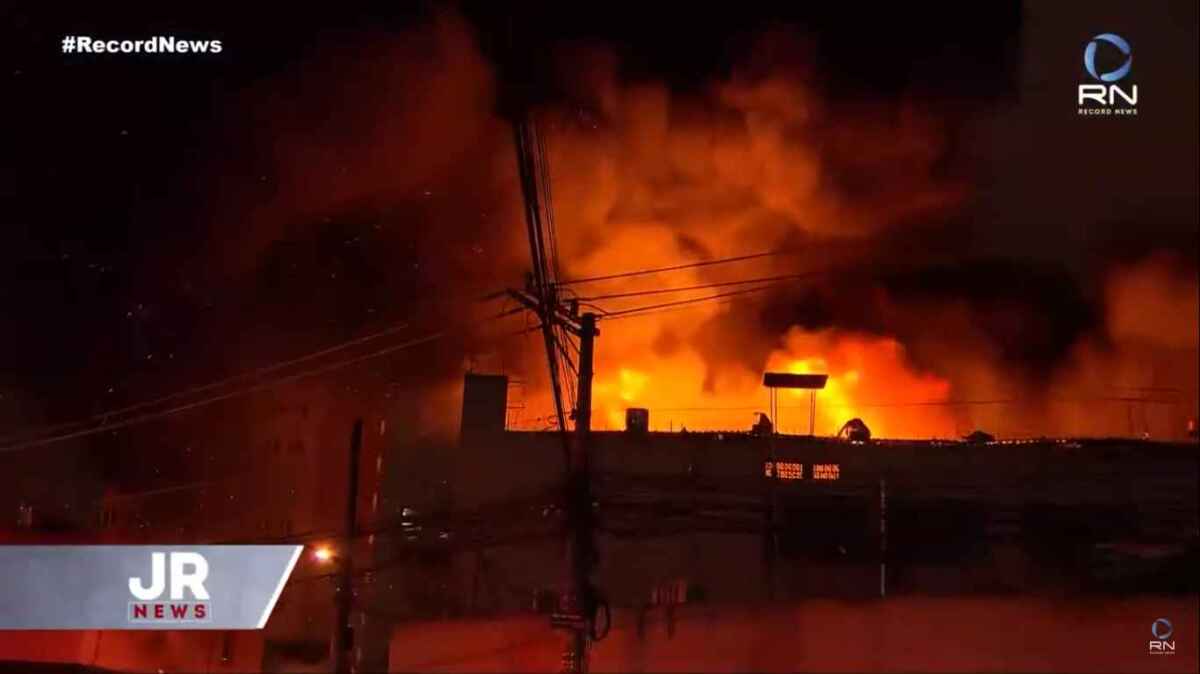 Fogo atinge galpão ao lado da Record TV