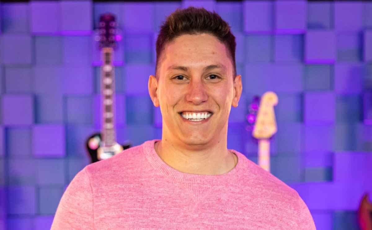 Jakson Follmann no cenário do Popstar