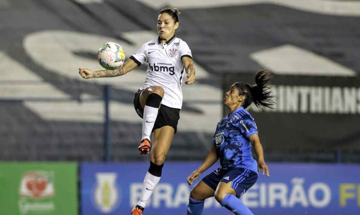 Jogadora do Corinthians duelando pela bola durante uma partida