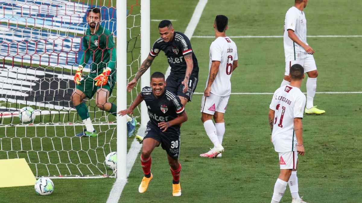 Jogadores do São Paulo comemorando gol contra o Fluminense