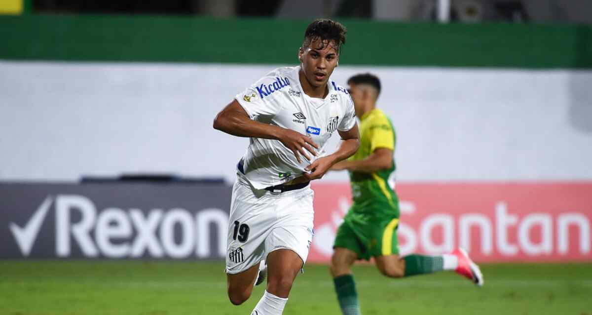 Jogador Kaio Jorge comemorando um gol com a camisa do Santos em duelo pela Libertadores 2020