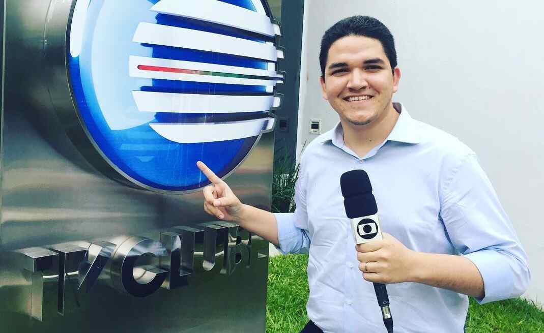 Repórter Kairo Amaral em frente ao logo da TV Clube, afiliada da Globo no Piauí