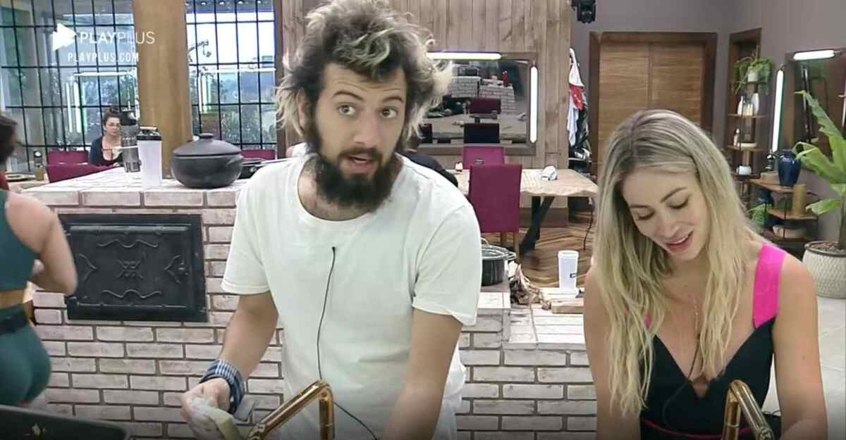 Lucas Cartolouco e Carol Narizinho conversam na cozinha de A Fazenda 12