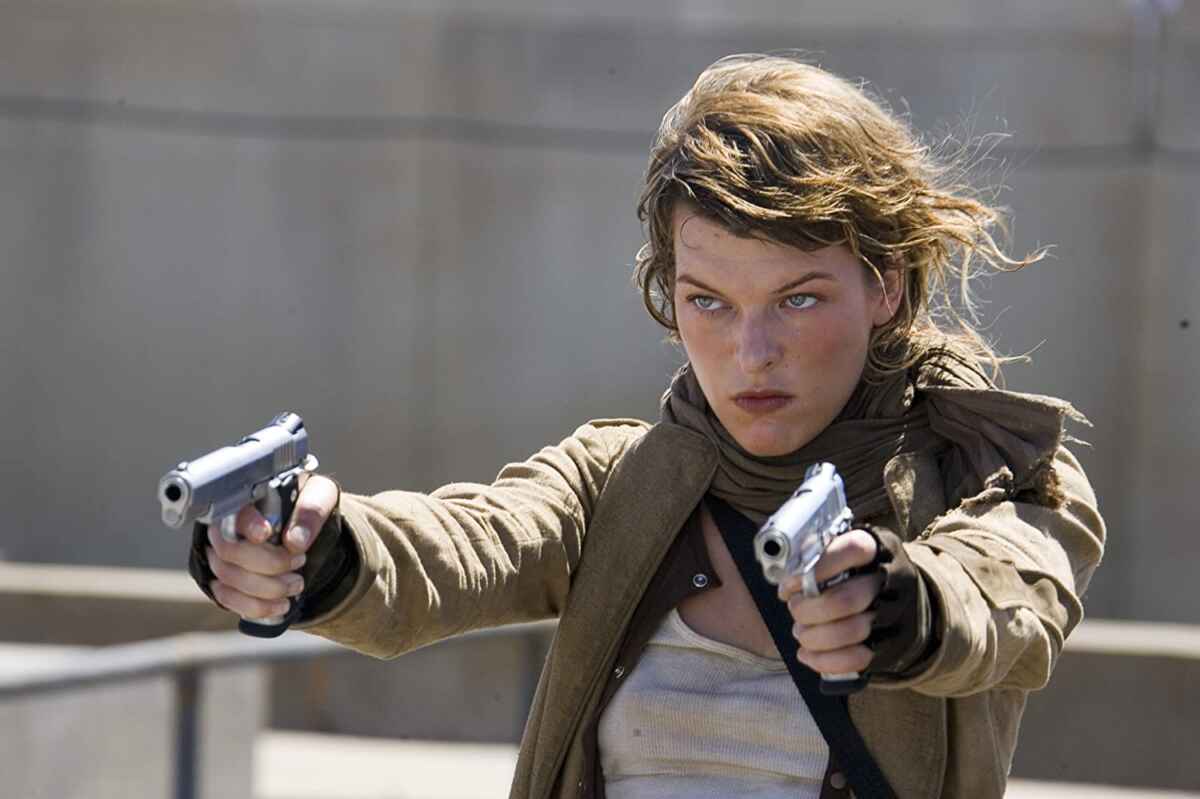 Atriz Milla Jovovich em cena no filme Resident Evil 3