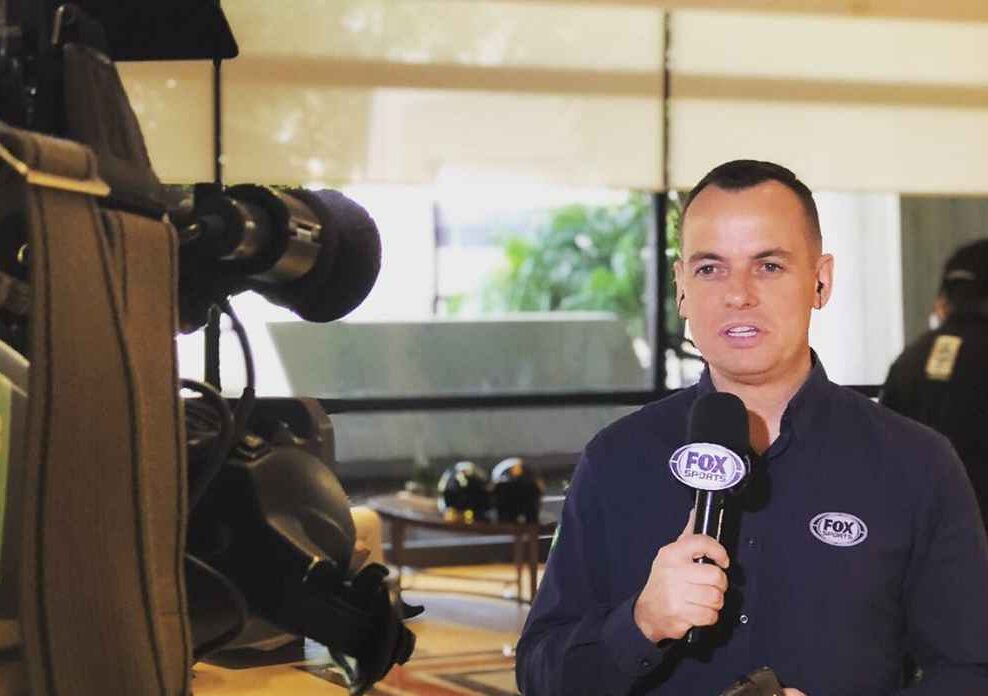 Repórter Vagner Martins durante uma cobertura esportiva pelo Fox Sports