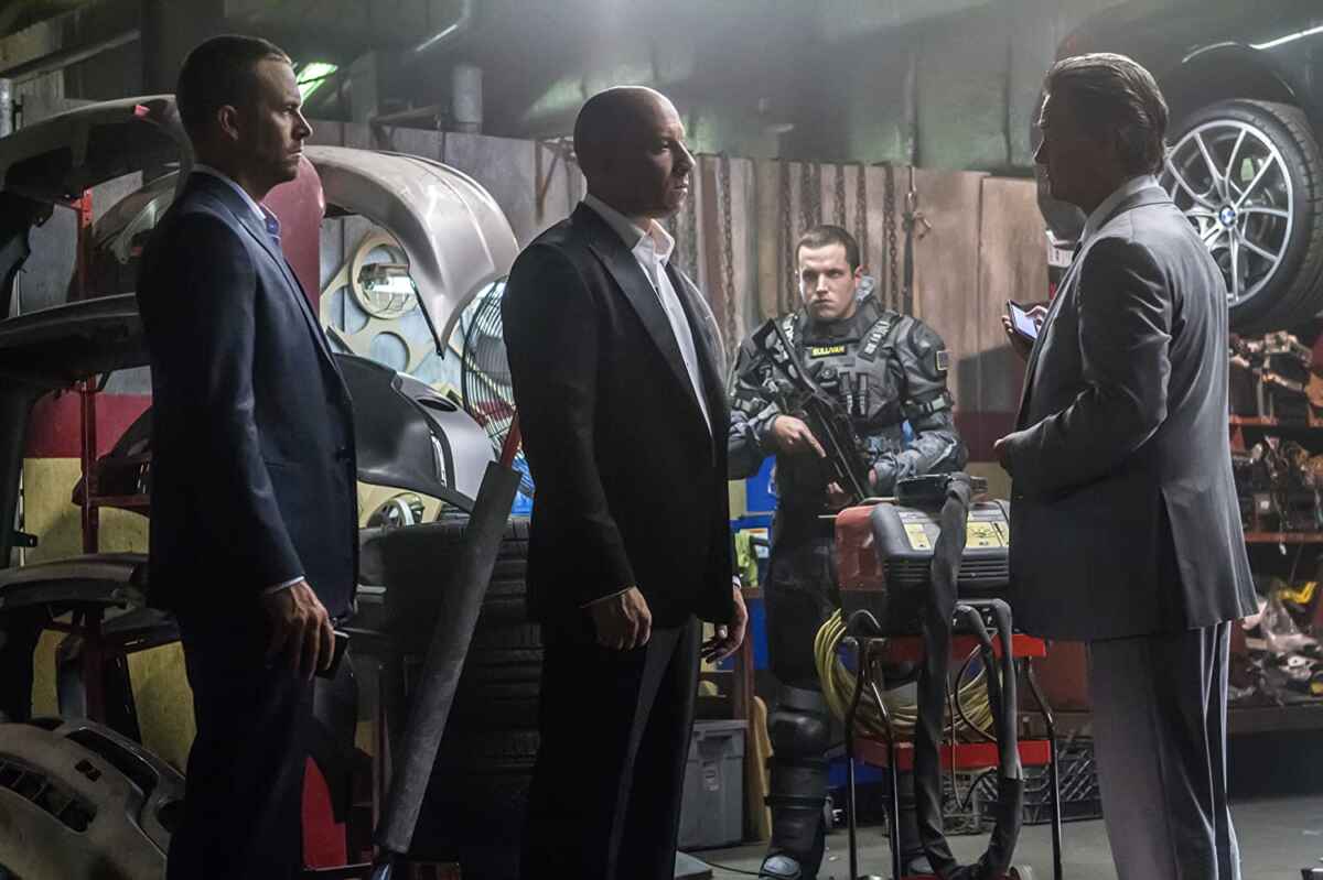 Cena do filme Velozes e Furiosos 7 com os atores Paulo Walker, Vin Diesel e Kurt Russel