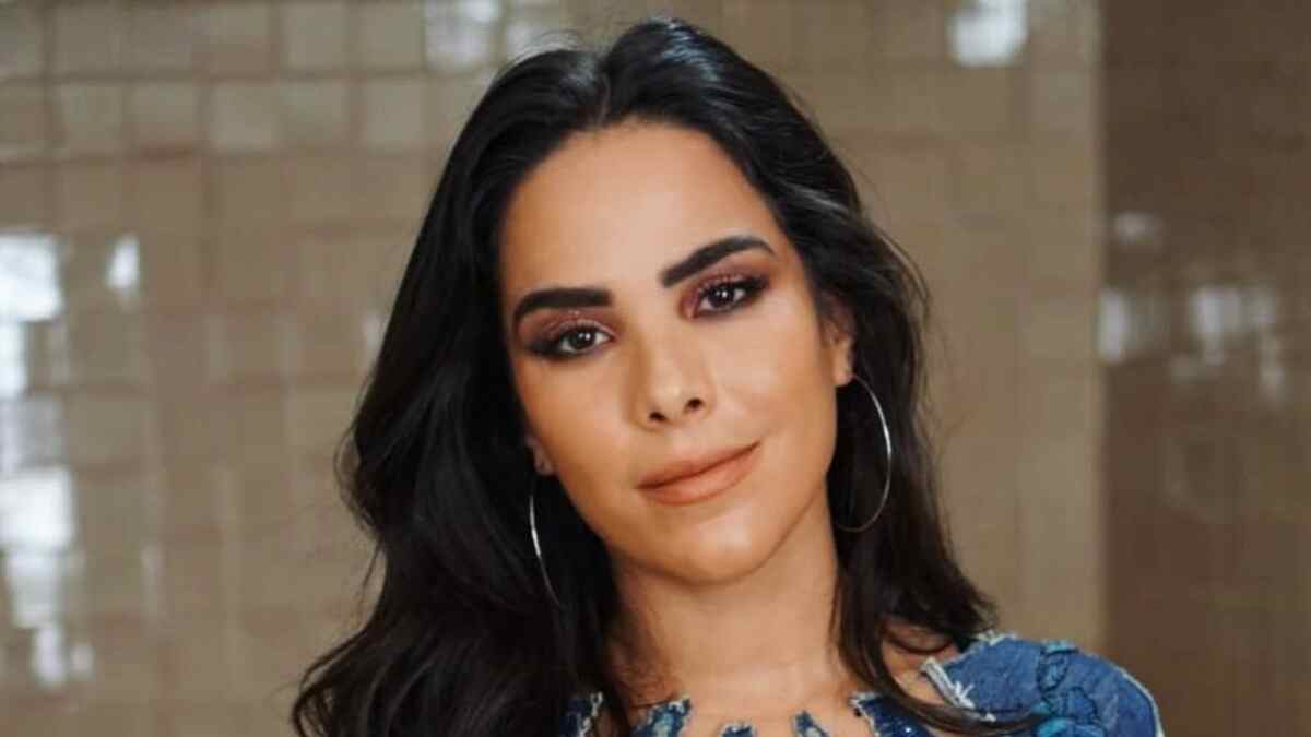 Cantora Wanessa Camargo com semblante sério, cabelo preto, de camisa jeans azul durante ensaio fotográfico