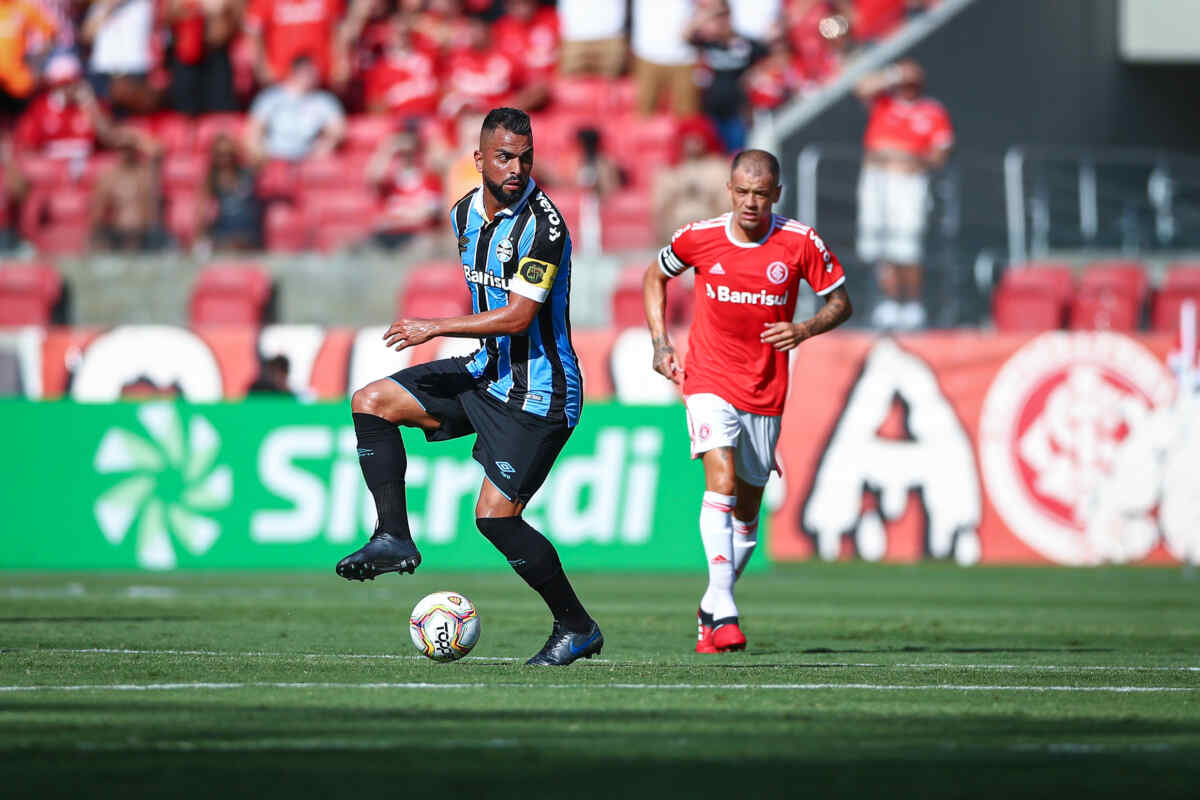 Jogadores Maicon e D'Alessandro durante um clássico entre Internacional e Grêmio