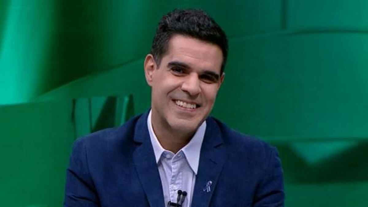 Narrador Paulo Andrade durante a apresentação do programa Linha de Passe