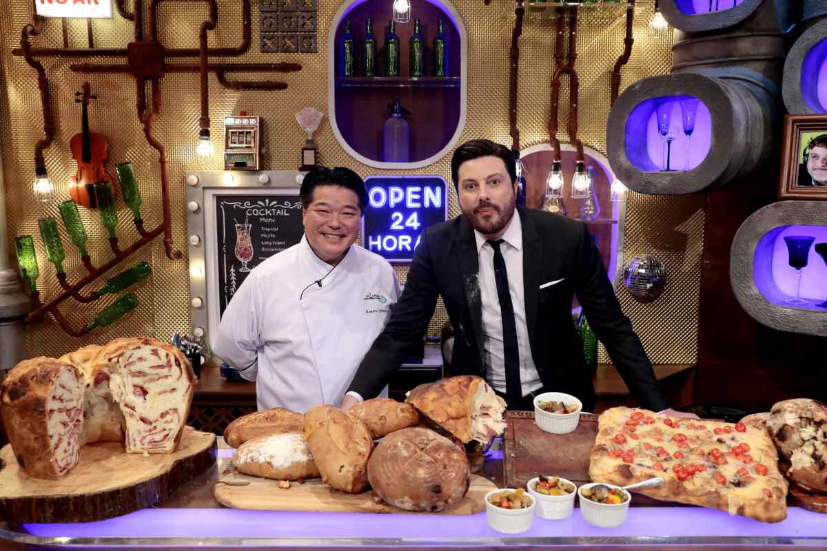 Padeiro Rogério Shimura ao lado de Danilo Gentili no estúdio do The Noite