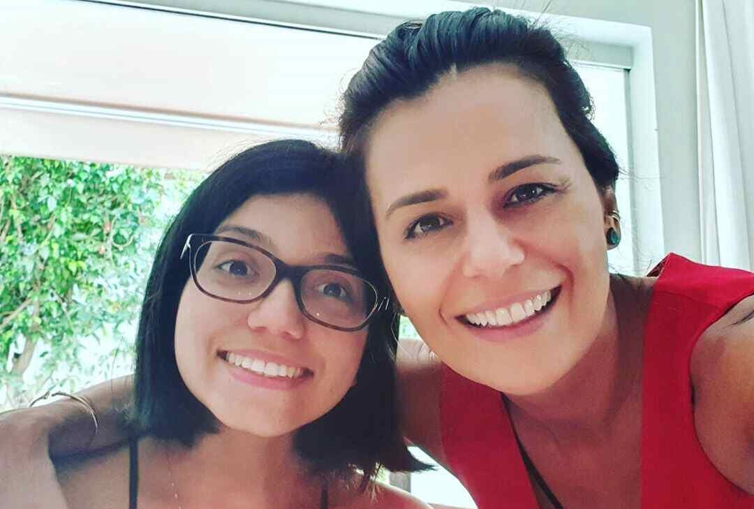 Jornalista Adriana Araújo ao lado da filha