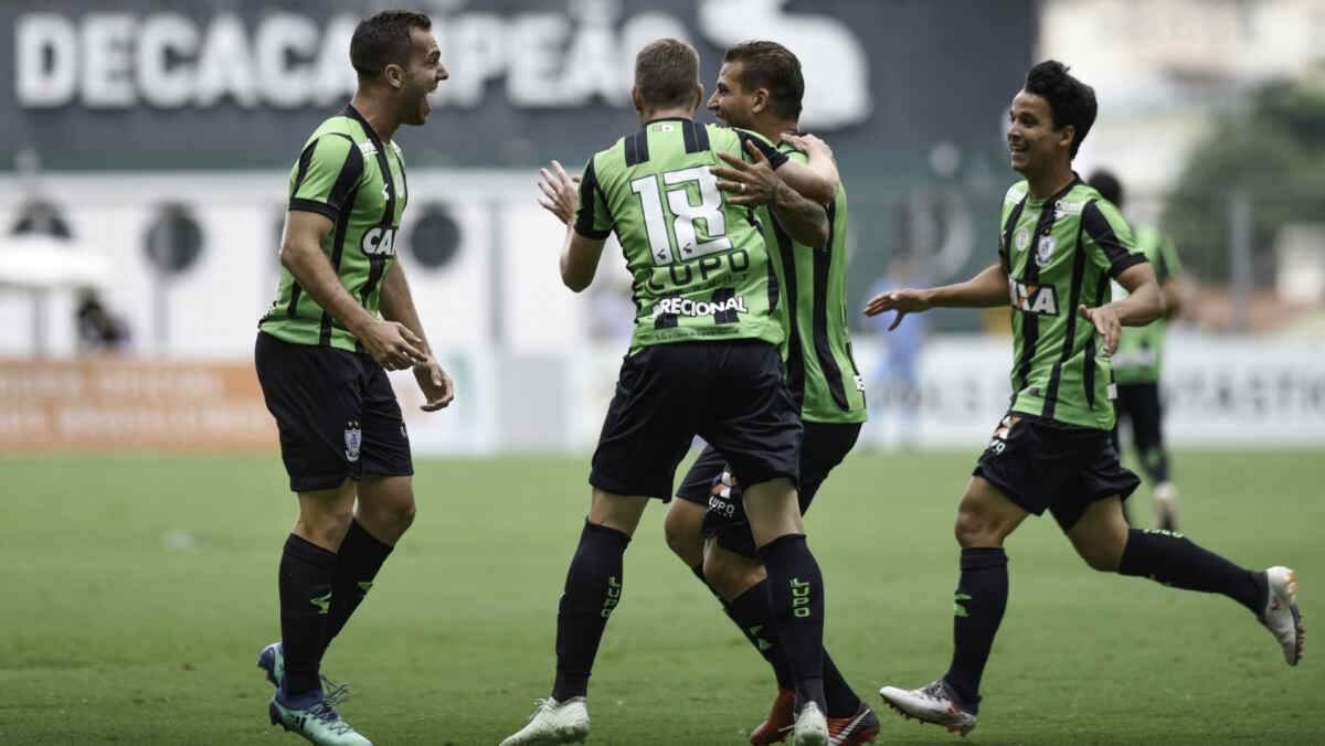 Jogadores do América/MG comemorando gol com a camisa do clube