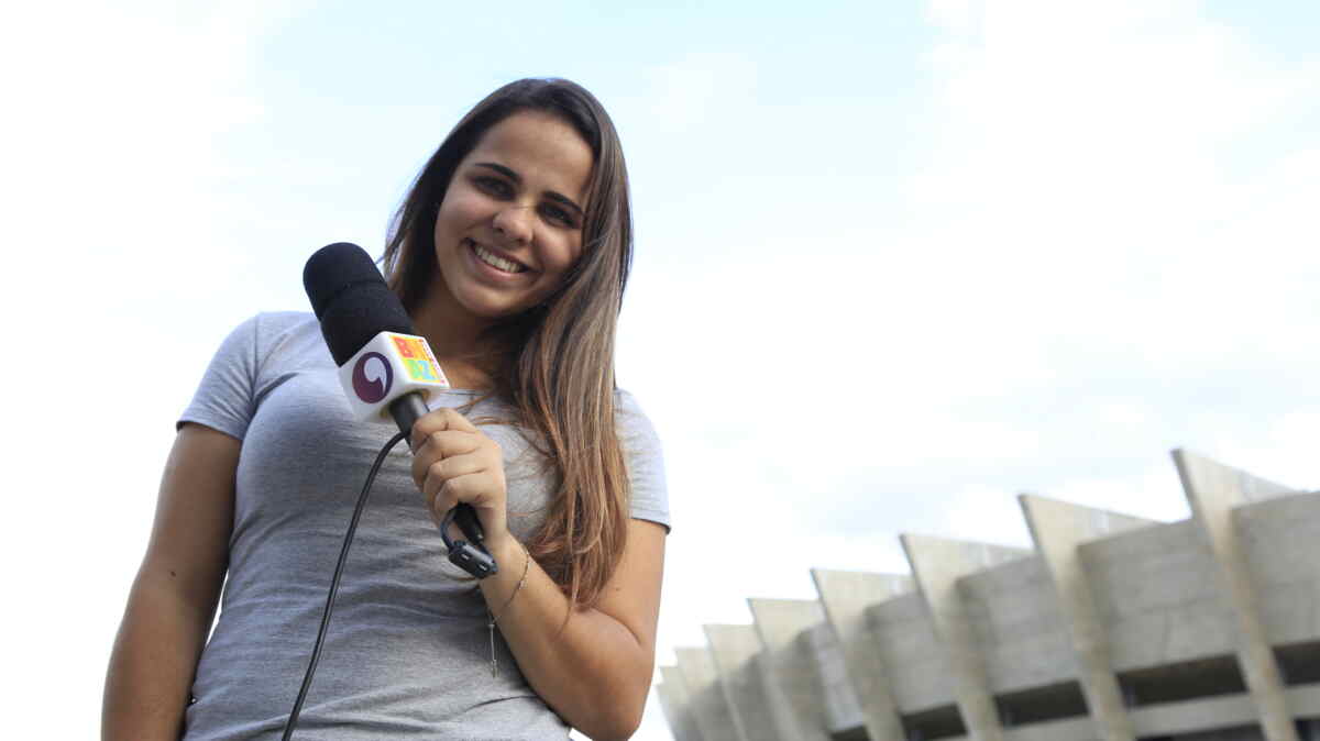 Narradora Isabelly Morais durante uma cobertura no estádio do Mineirão em Belo Horizonte