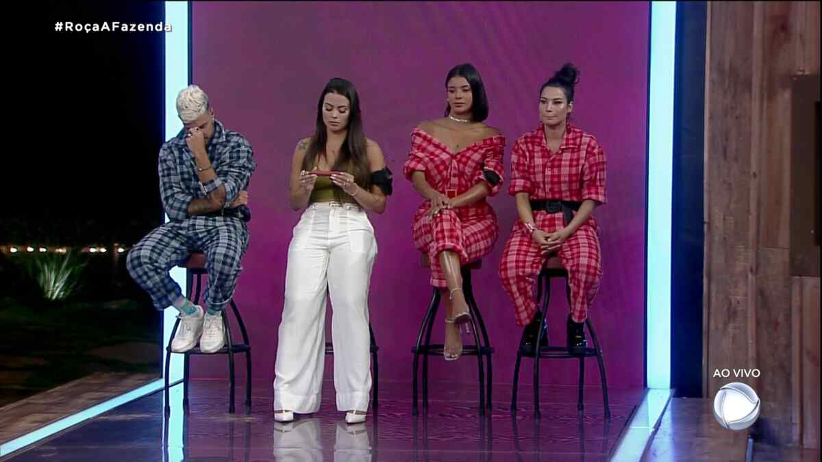 Lipe Ribeiro, Victória Villarim, Jakelyne Oliveira e Raissa Barbosa sentados nos banquinhos da sétima roça