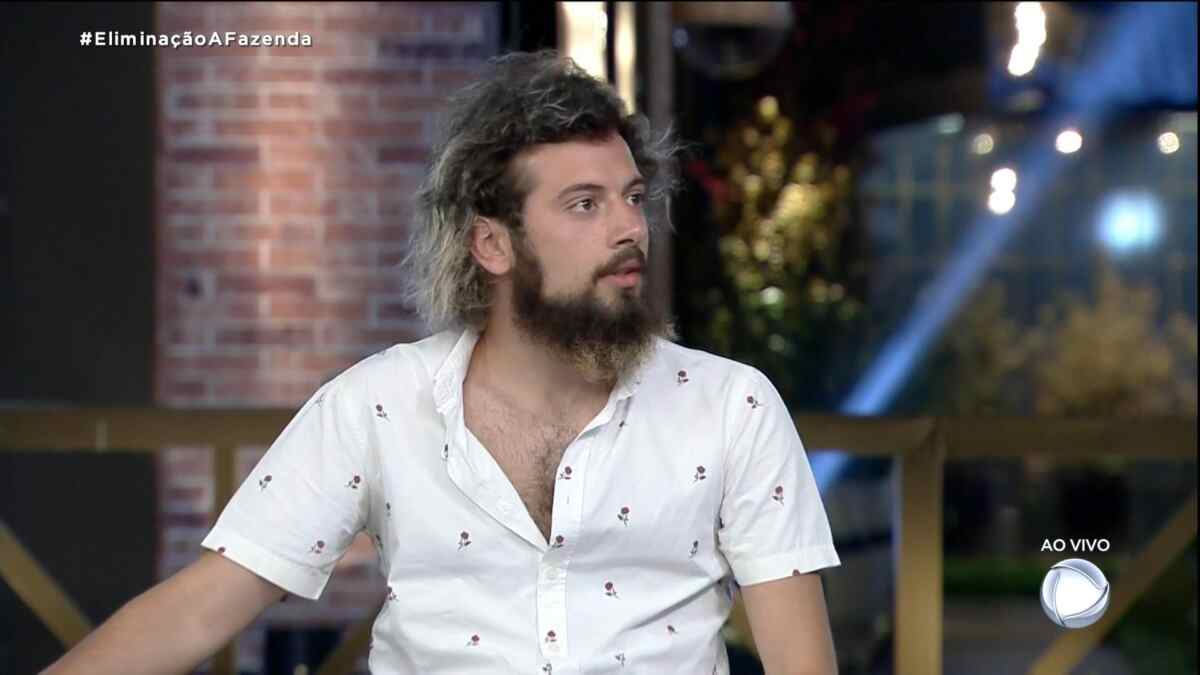 Lucas Cartolouco segura a mão de Biel na noite de eliminação de A Fazenda 12