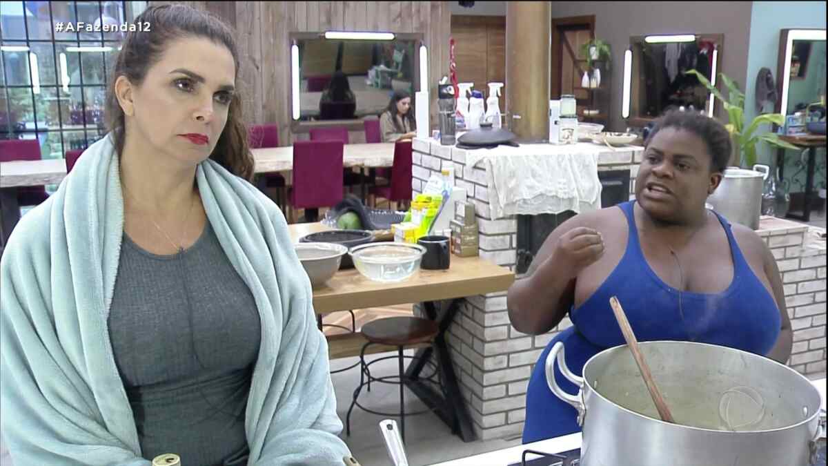 Luiza e Jojo Todynho discutindo na cozinha de A Fazenda