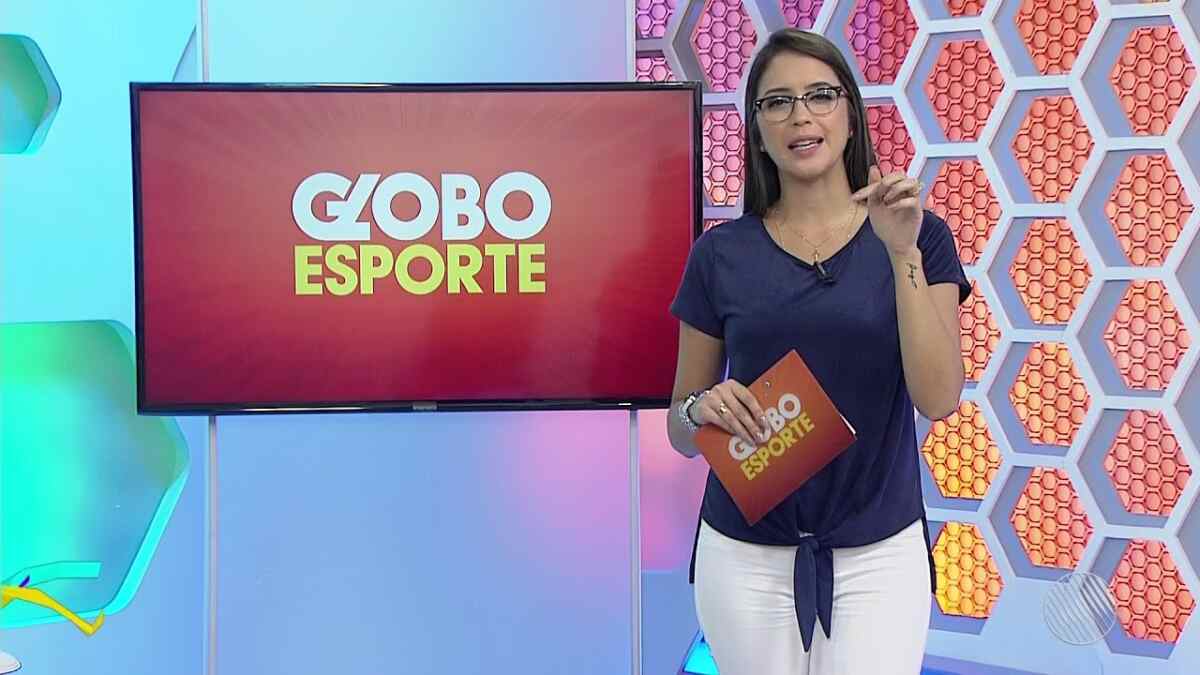 Jornalista mariana Aragão no estúdio do Globo Esporte Bahia