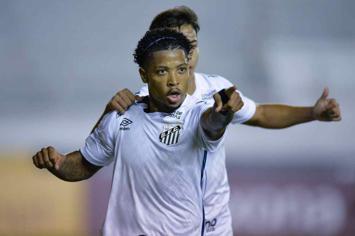 Jogador Marinho comemorando um gol com a camisa do Santos