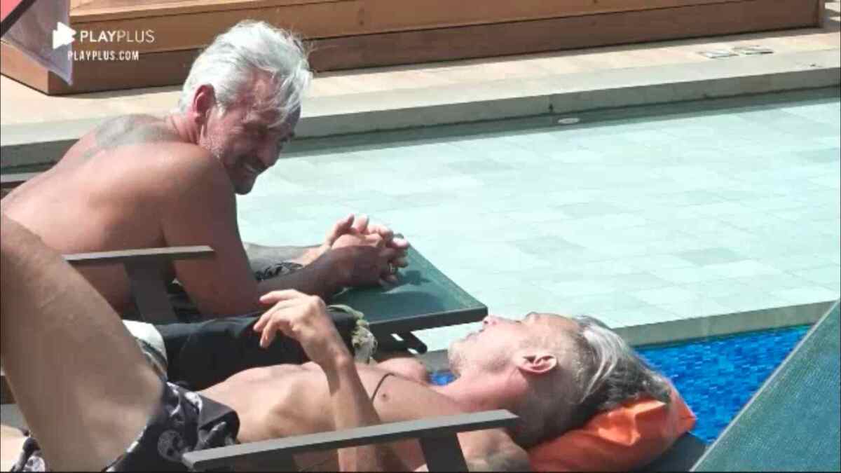 Mateus Carrieri na beira da piscina de A Fazenda 12, conversando com Juliano