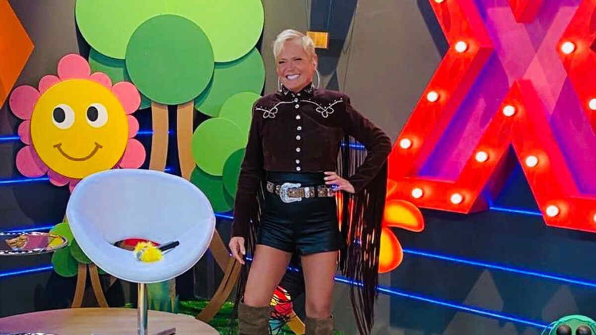 Xuxa no cenário que foi preparado para ela em A Fazenda 12