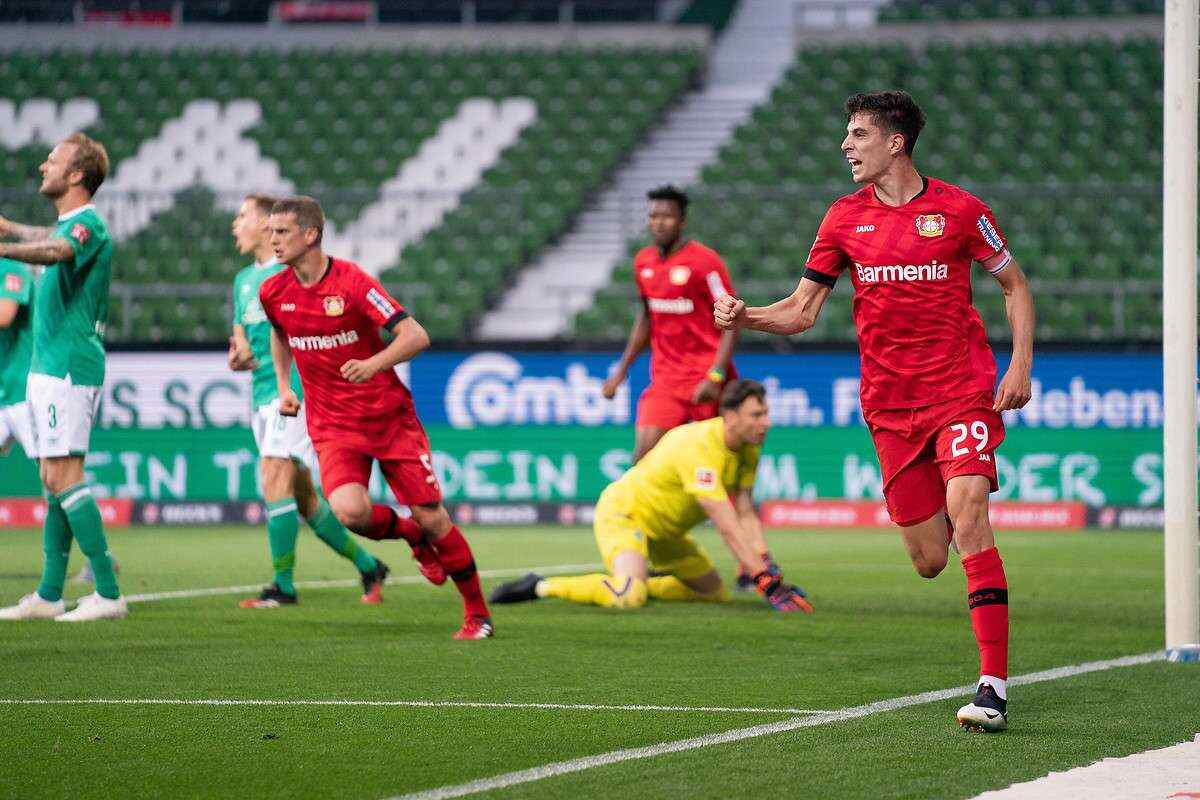 Jogo do Bayer Leverkusen terá transmissão da Band. Jogadores do time comemorando gol