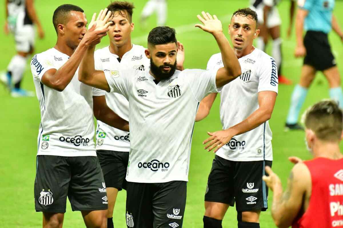 Lateral Felipe Jonatan no jogo entre Ceará e Santos