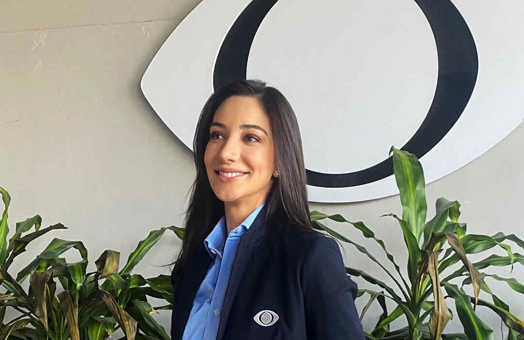 Apresentadora Nathalia Batista com o uniforme de transmissão esportiva da Band