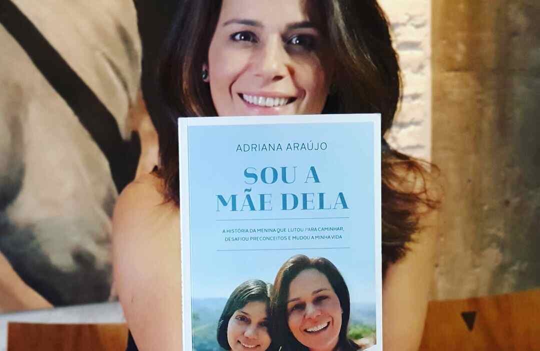 Adriana Araújo segurando o livro Sou a Mãe dela