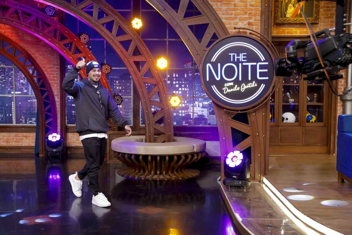 Leo Stronda entrando no estúdio do The Noite para a entrevistar