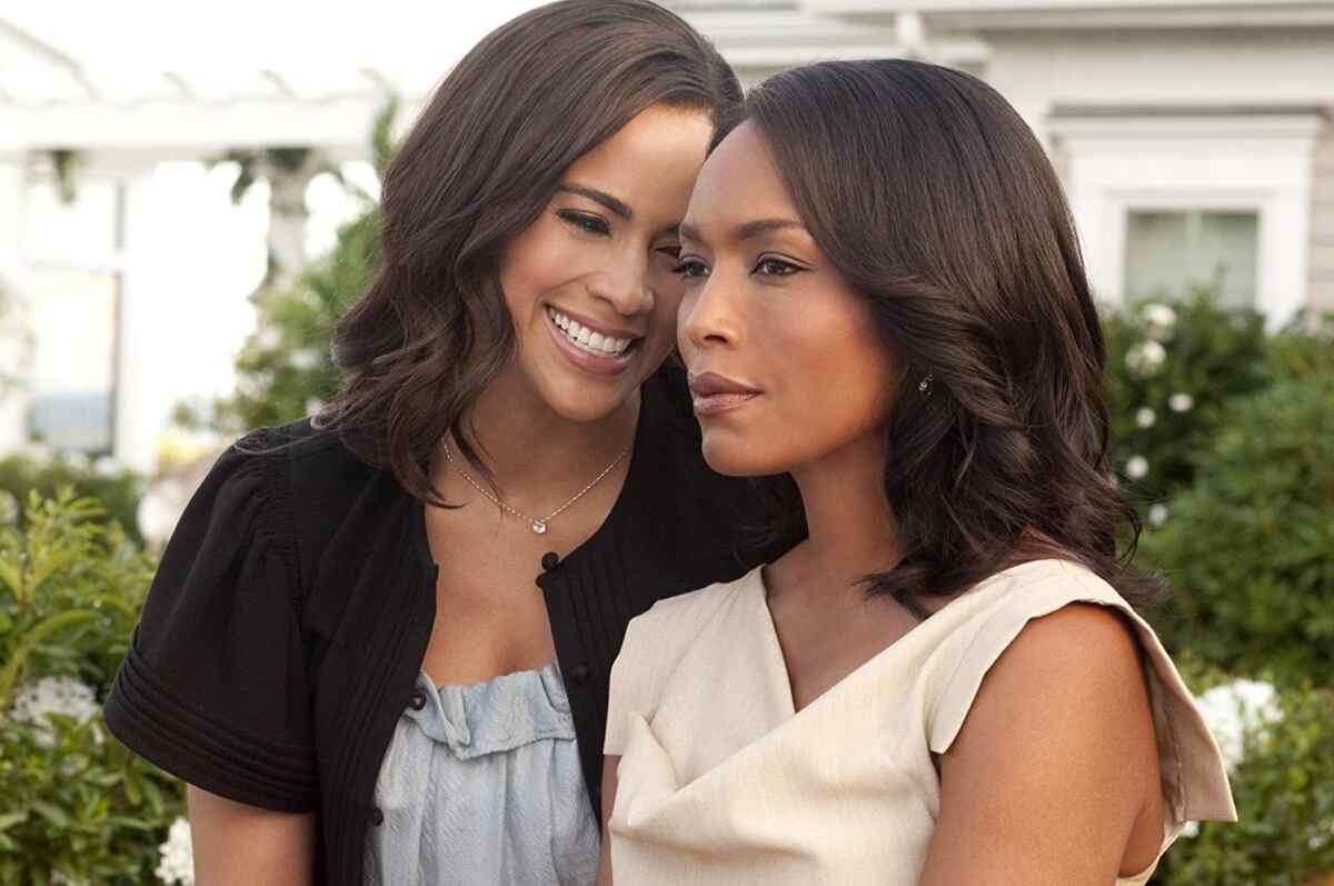 Paula Patton e Angela Bassett em cena no filme Pulando a Vassoura