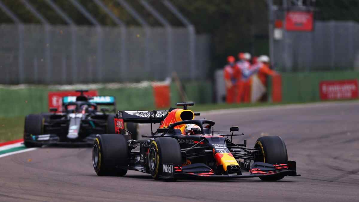 Carros de Fórmula 1 durante uma corrida