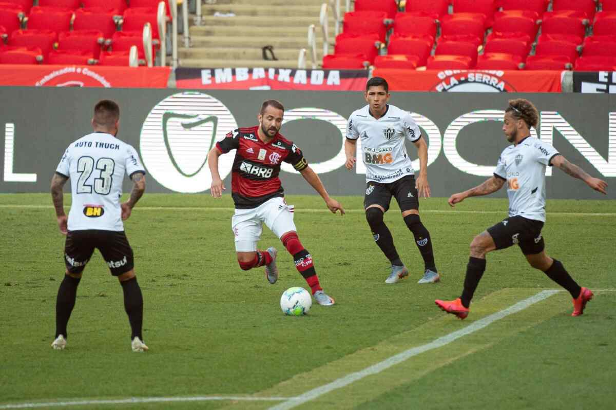 Jogadores de Flamengo e Atlético/MG disputando a bola no jogo do primeiro turno do Campeonato Brasileiro