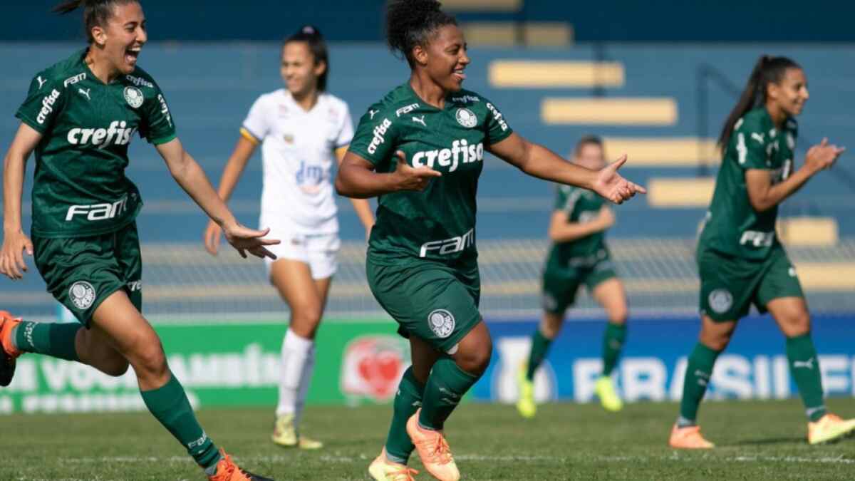 Jogadoras do Palmeiras comemorando gol