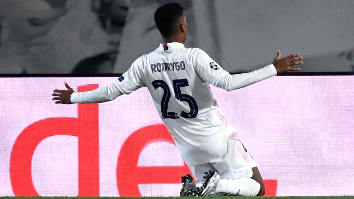 Rodrygo comemorando gol com a camisa do Real Madrid