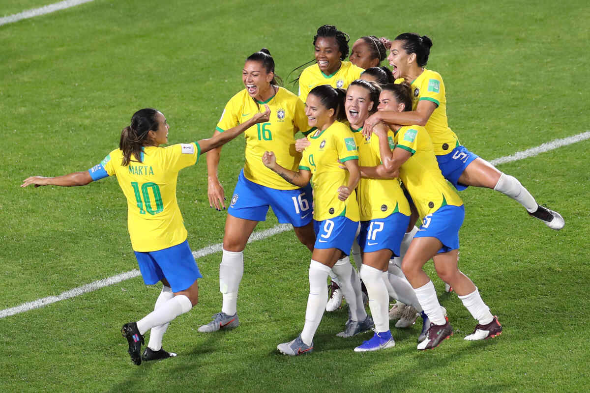 Jogadoras do Brasil comemorando gol