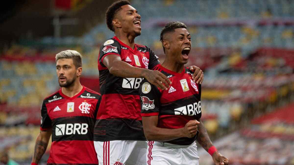 Bruno Henrique e Vitinho com a camisa do Flamengo