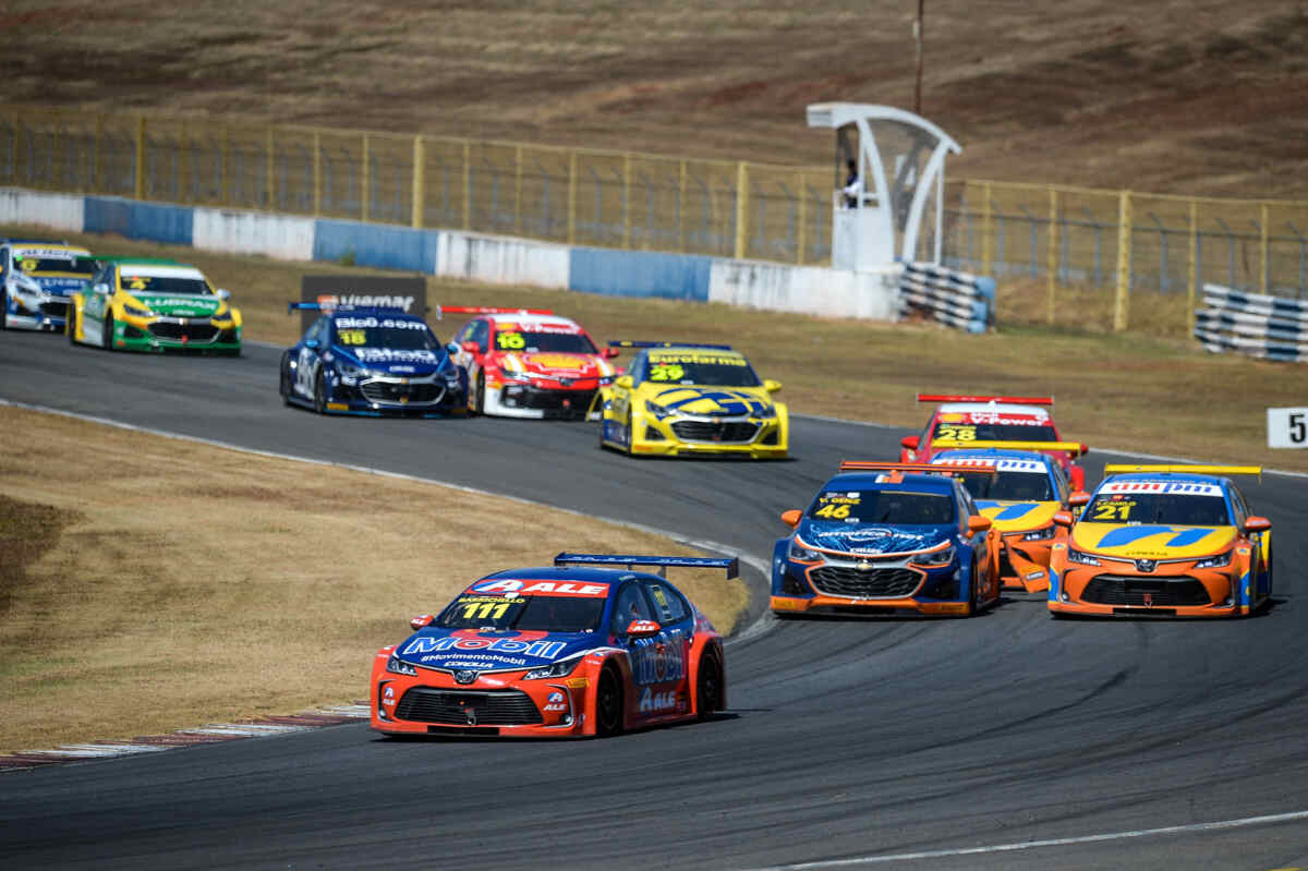 Carros na pista pela Stock Car-Band