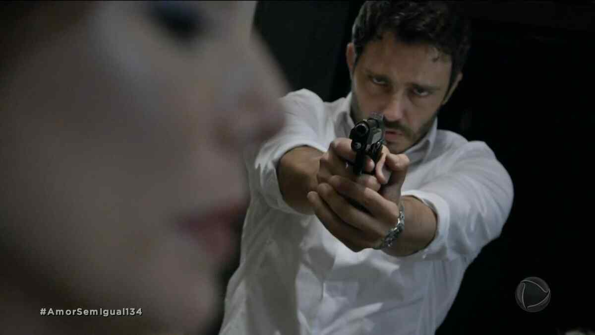 Tobias aponta arma para Poderosa, em capítulo especial de Amor Sem Igual